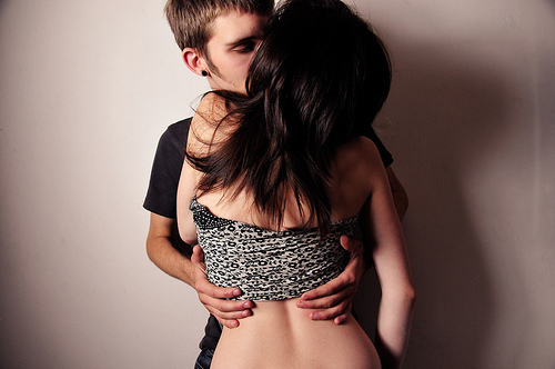 我要的仅仅只是一个肩膀_浪漫唯美的非主流欧美热恋情侣QQ空间图片素材