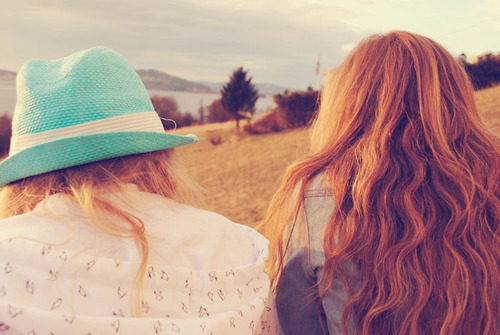 乌黑的角落里是谁在偷偷抽泣_优雅恬静的非主流意境QQ空间签名图片