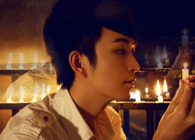 总是安慰自己不在意_个性文静的非主流男生QQ空间图片