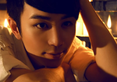 总是安慰自己不在意_个性文静的非主流男生QQ空间图片