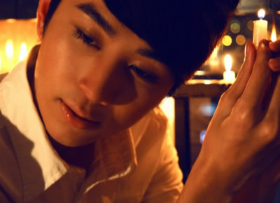 总是安慰自己不在意_个性文静的非主流男生QQ空间图片