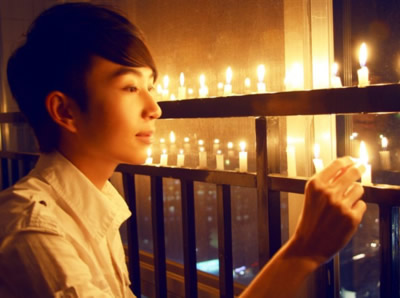 总是安慰自己不在意_个性文静的非主流男生QQ空间图片