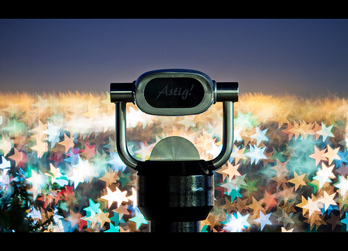 漂流在灯火阑珊的街_梦幻意境的非主流QQ空间装饰素材