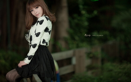 也许我会忘记你的侧脸_暗色调时尚女生非主流QQ空间装扮素材