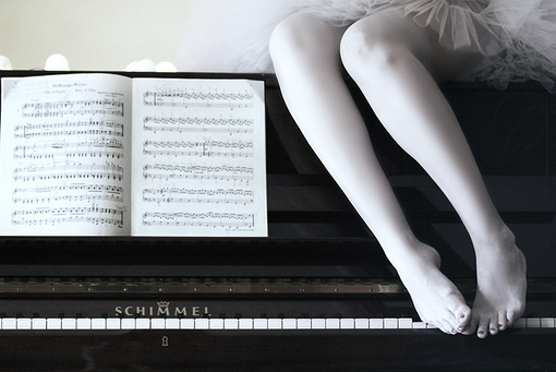 睁大眼睛抬起头，眼泪就不会掉下来了。