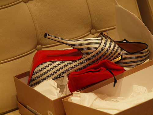 霓虹灯下的影子逐渐模糊_高跟鞋女生脚部QQ空间图片