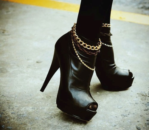 霓虹灯下的影子逐渐模糊_高跟鞋女生脚部QQ空间图片