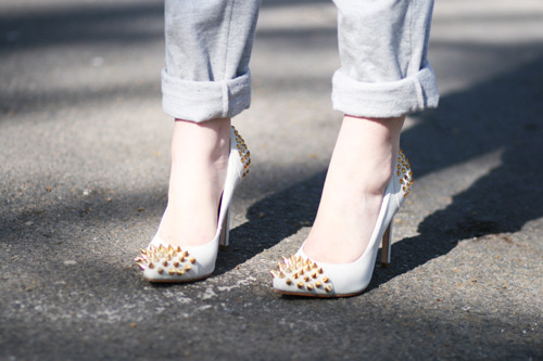 霓虹灯下的影子逐渐模糊_高跟鞋女生脚部QQ空间图片