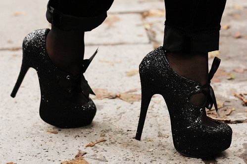 霓虹灯下的影子逐渐模糊_高跟鞋女生脚部QQ空间图片