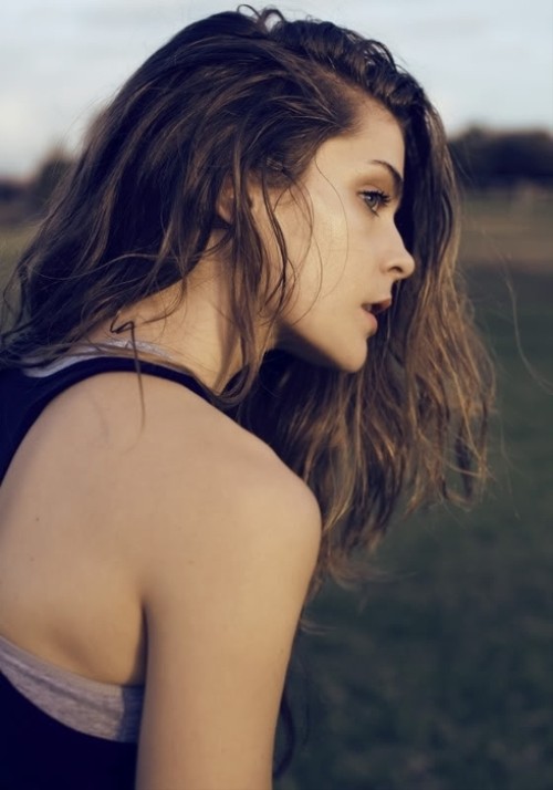 霓虹灯下的影子逐渐模糊_高跟鞋女生脚部QQ空间图片