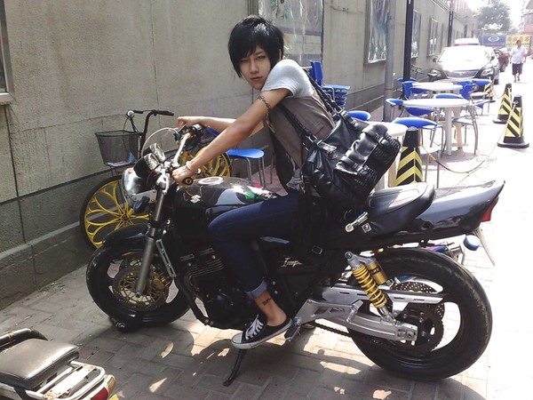 发现自己一直活在自己眼里_帅气时尚的非主流男生QQ空间图片