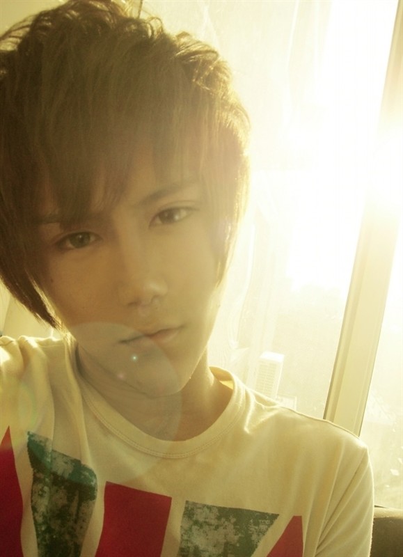 发现自己一直活在自己眼里_帅气时尚的非主流男生QQ空间图片