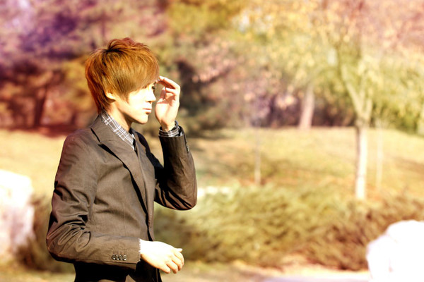 发现自己一直活在自己眼里_帅气时尚的非主流男生QQ空间图片