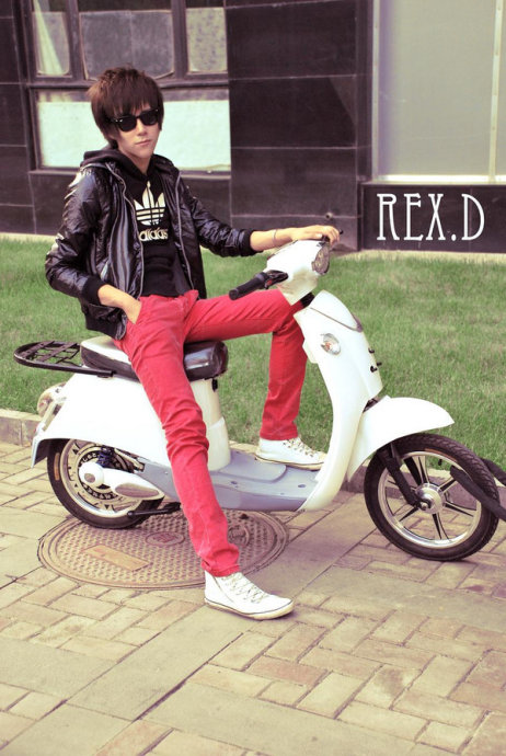 发现自己一直活在自己眼里_帅气时尚的非主流男生QQ空间图片