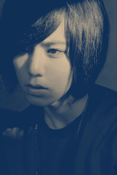 发现自己一直活在自己眼里_帅气时尚的非主流男生QQ空间图片