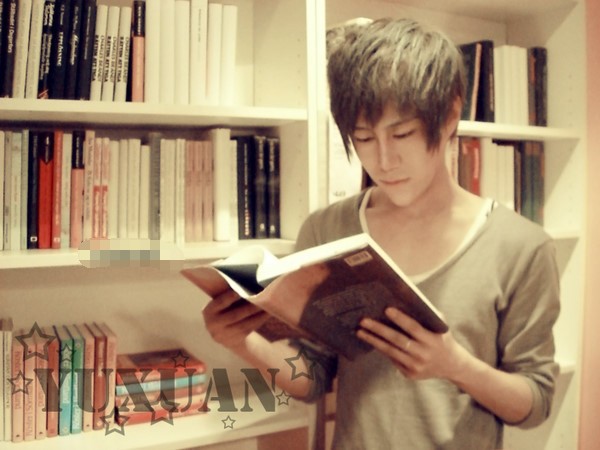 发现自己一直活在自己眼里_帅气时尚的非主流男生QQ空间图片