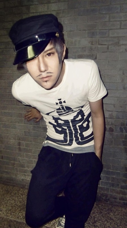 发现自己一直活在自己眼里_帅气时尚的非主流男生QQ空间图片