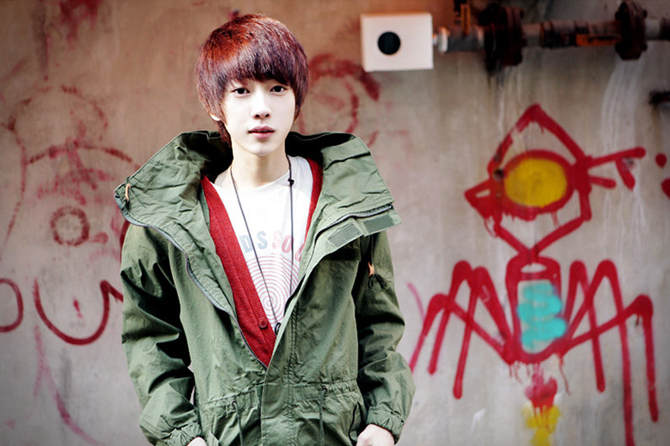 发现自己一直活在自己眼里_帅气时尚的非主流男生QQ空间图片