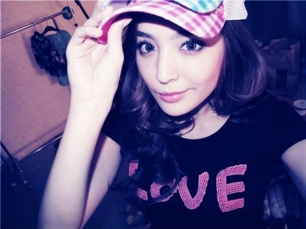 幸福要靠自己去珍惜_时尚美丽的非主流女生QQ空间图片