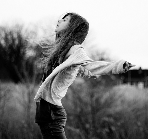 只是眼泪不再浮现_阳光意境的欧美风格女生QQ空间图片素材