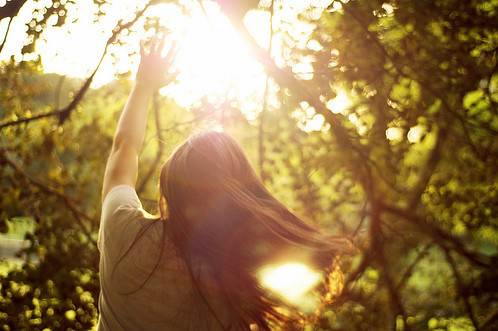 只是眼泪不再浮现_阳光意境的欧美风格女生QQ空间图片素材