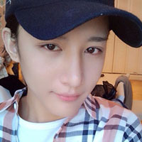 2022可爱淘气的微信男生头像 甜美的笑隐藏了苦涩的脸