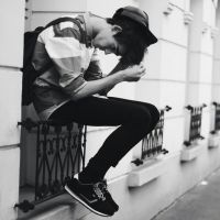 微信头像男生背影黑白伤感落寞的 思念已成烟被吹散