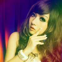 血色浪漫的爱情唤不回你的心_复古妖娆的女子微信空间素材