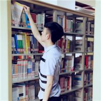 新浪微博受欢迎的男生头像 你身边人潮拥挤我却只能远远守候