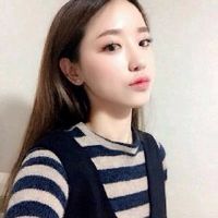 假装洒脱的美女微信头像图片 老巷人来人往我依旧跌跌撞撞