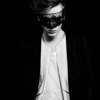 霸气十足的潮男黑白微信头像设计 就算不在一个学校我也是你爸