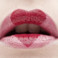 性感红嘴唇微信头像2022最新版 没有那么多大道理只是喜欢你