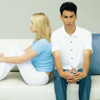 两个人之间闹矛盾的情侣个性签名 你送她回家却忘记我也怕黑