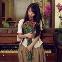 小清新系列手里捧花的女生头像 谁在微笑里彷徨忘了忧伤