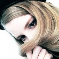 漂亮长发的欧美女生头像 张开了手去捕一阵风