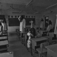 微信重口味男生网名小清新远离 楼梯口的白影