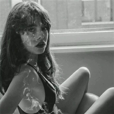 欧美女生头像霸气黑白吸烟2022 霸气超有范的女生黑白头像