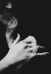 微信个性皮肤简约黑白伤感女生 伤感的微信皮肤黑白吸烟系列