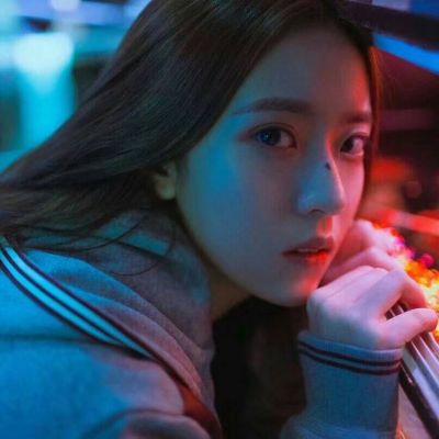 00后霸气头像女生超拽高雅 在优雅和疯癫之间自由行走