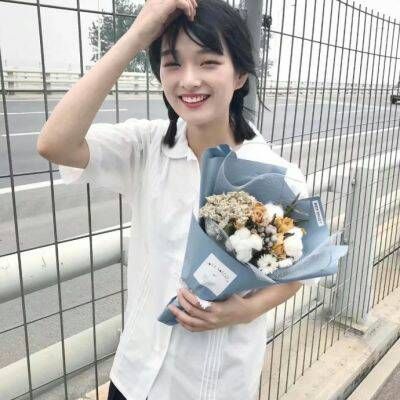 姐妹微信头像两张相似一人一张 越长大越知道喜欢一个人不容易