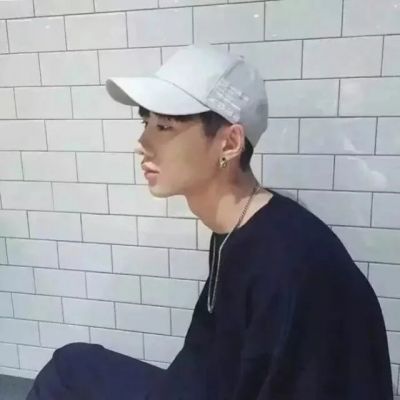 落寞帅气的男生伤感微信头像 有意境的显成熟的男生头像