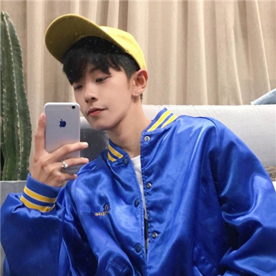 最新头戴帽子的帅气男生头像2022 有灯塔的地方定会有故事