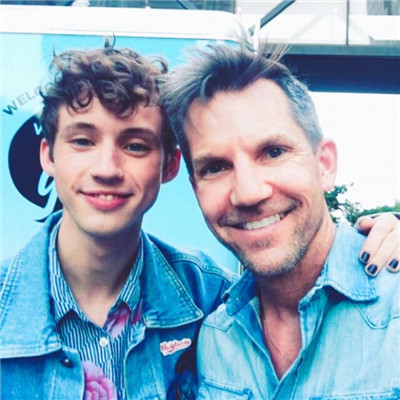 2022欧美帅酷男神头像高清图片 讨厌半生不熟的人际关系