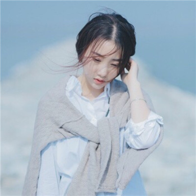 2022蓝色系仙气十足女生头像 眼泪滑过脸颊的声音不好听