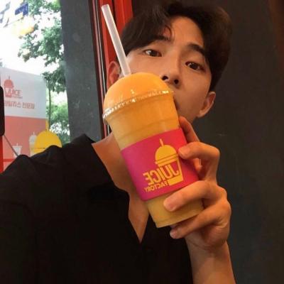 2022最时尚好看男生头像年轻帅气 何必执着不属于自己的东西