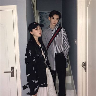 2022超拽情侣霸气头像精选 木头拥抱了烈火燃尽了自己