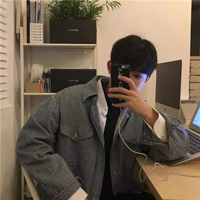 男生拿手机挡脸拍照头像 人生若只如初见