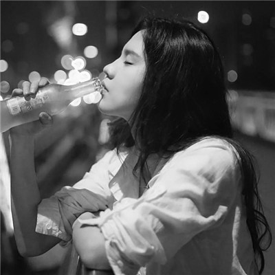 微信唯美女生黑白头像忧郁 随手被抛弃的何必念念不忘