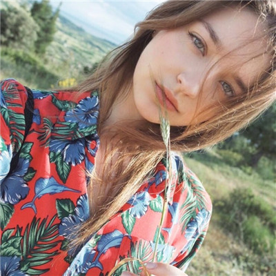 2022欧美超拽霸气女生长发头像 戴墨镜寻找被遮住的小幸福