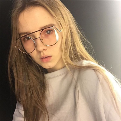 欧美女生好看有个性的头像2022 还携手看着天空黑与光